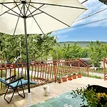 House Tamy - With Jacuzzi Сasa de vacaciones Srijane