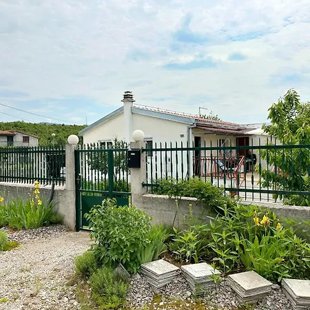 House Tamy - With Jacuzzi Сasa de vacaciones
